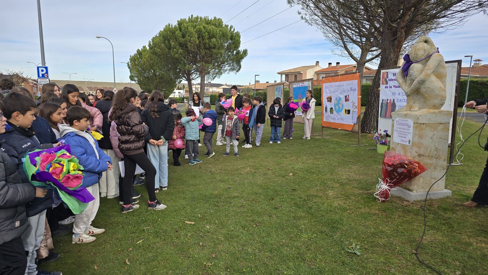 Ofrenda floral y lectura del manifiesto institucional por el Día Contra la Violencia de Género