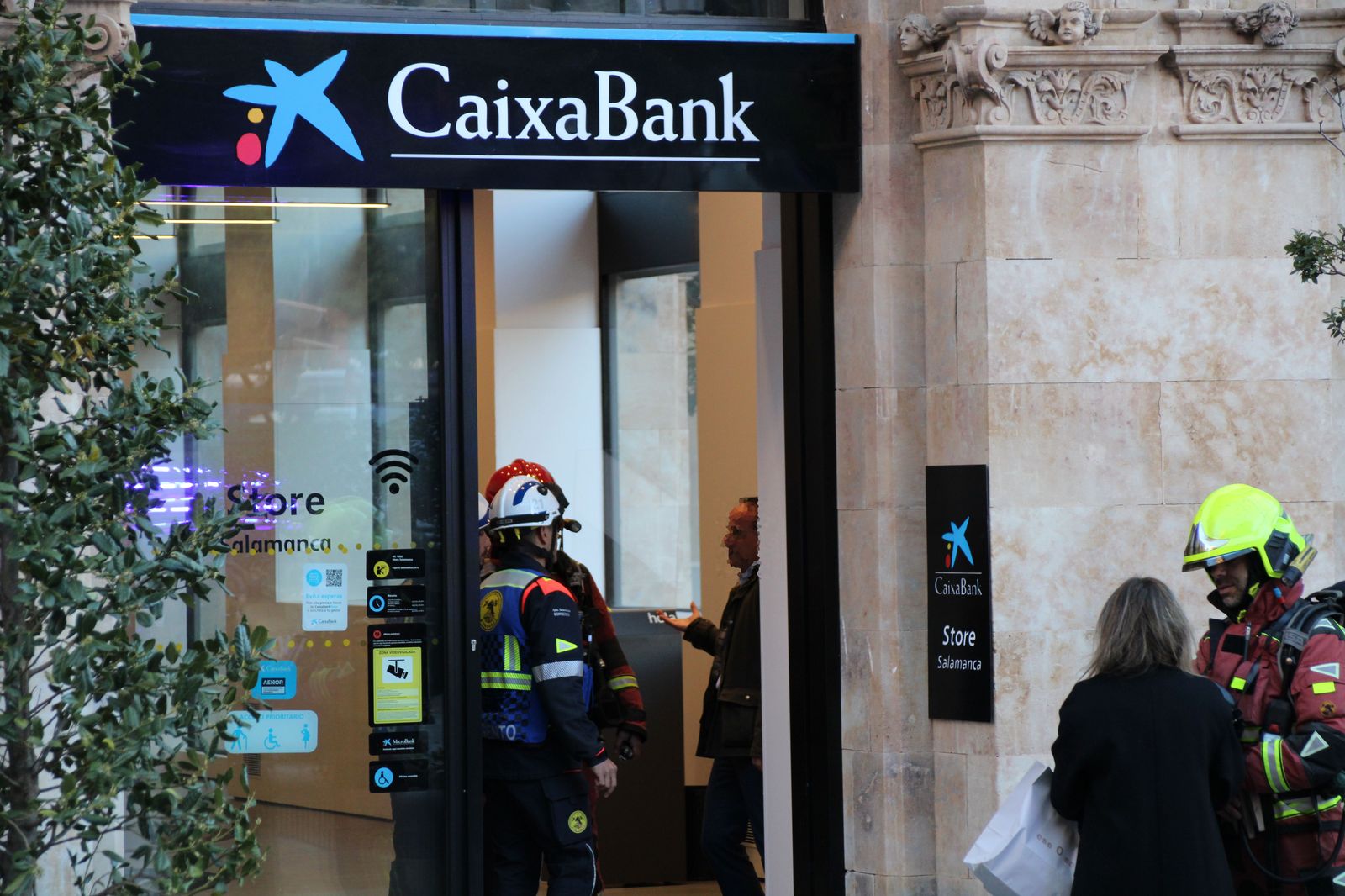 bomberos-y-policia-local-trabajan-en-el-desalojo-de-una-oficina-bancaria-de-caixabank-en-la-calle-zamora-23