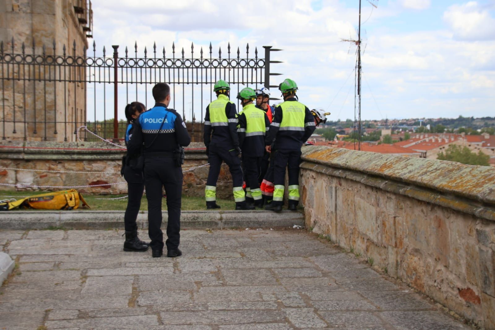 los-bomberos-acuden-a-rescatar-a-un-perro-que-habia-caido-en-el-mirador-de-la-facultad-de-ciencias-fotos-andrea-m-1
