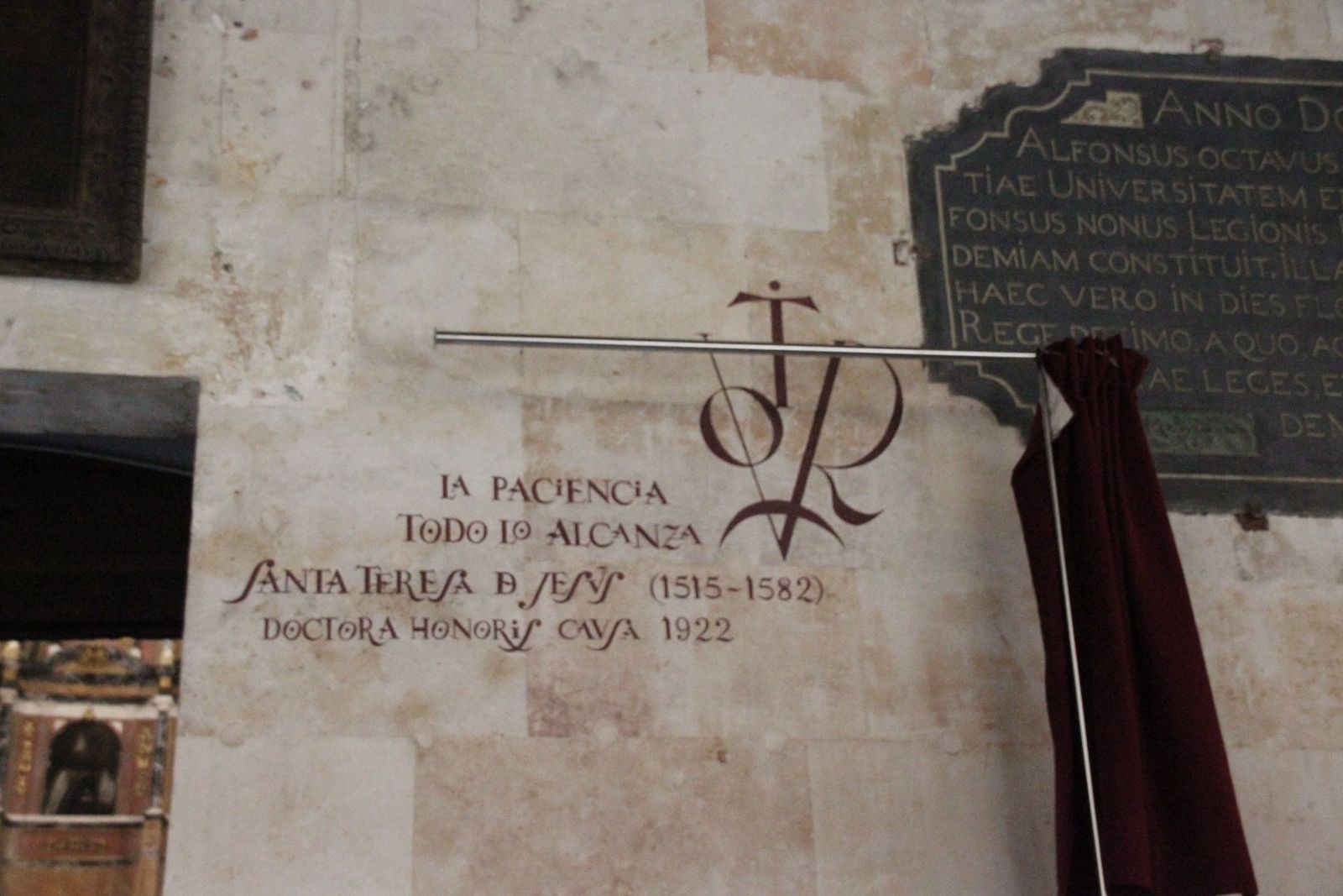 Descubrimiento del vítor conmemorativo junto a la capilla de la universidad