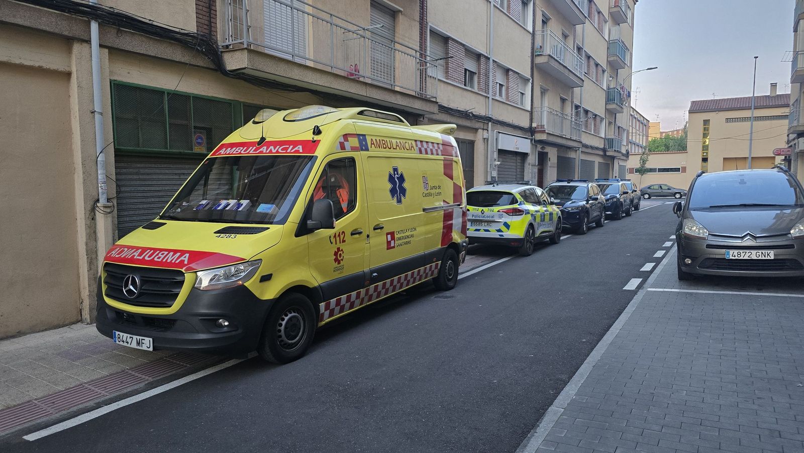 Policía y ambulancia en calle Petunias, Salamanca