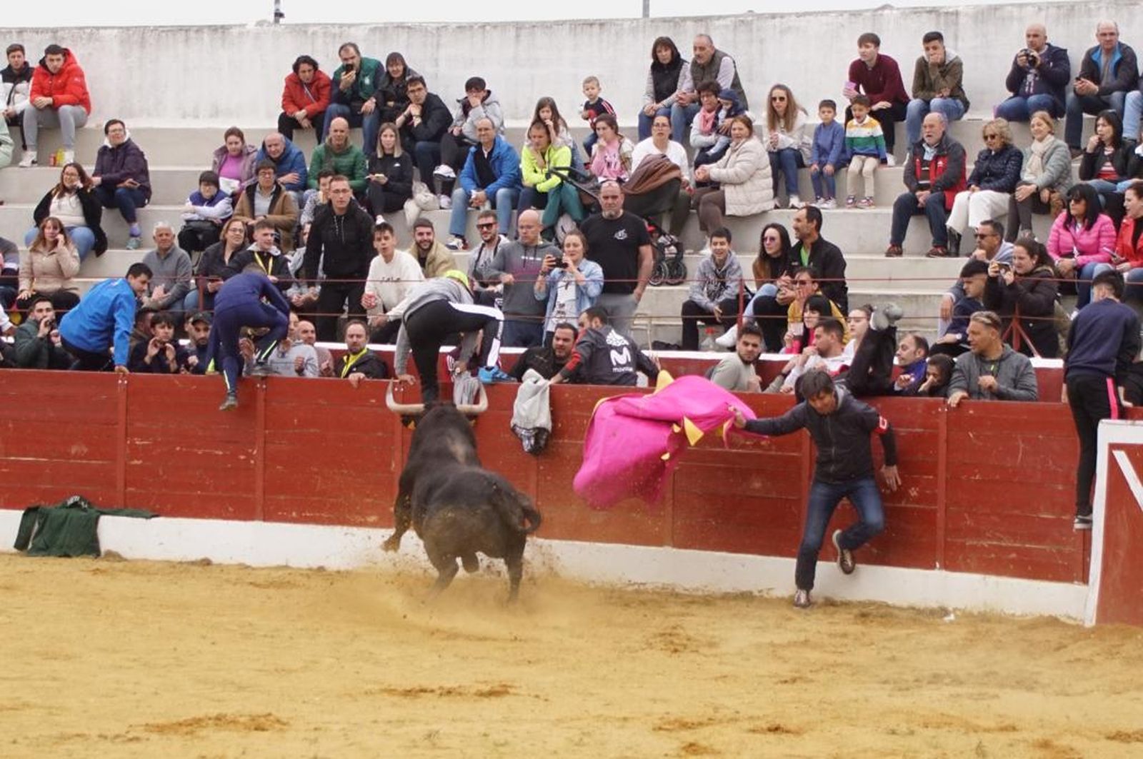 ambiente-y-participacion-durante-el-toro-del-voto-en-villoria-suelta-de-dos-toros-del-cajon-foto-juanes-59