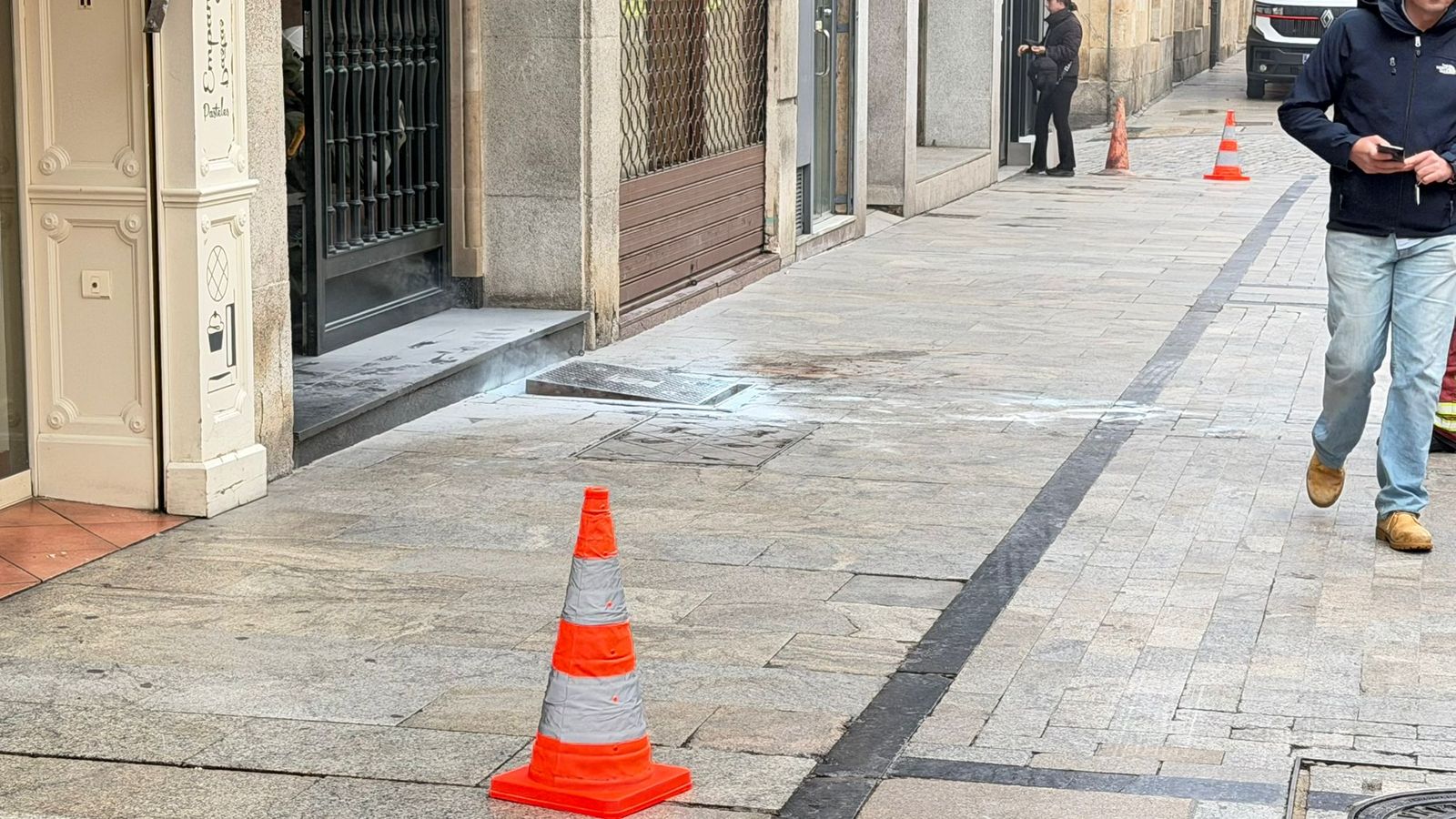 El incendio en una arqueta obliga a los Bomberos a trabajar en la calle Rúa Mayor