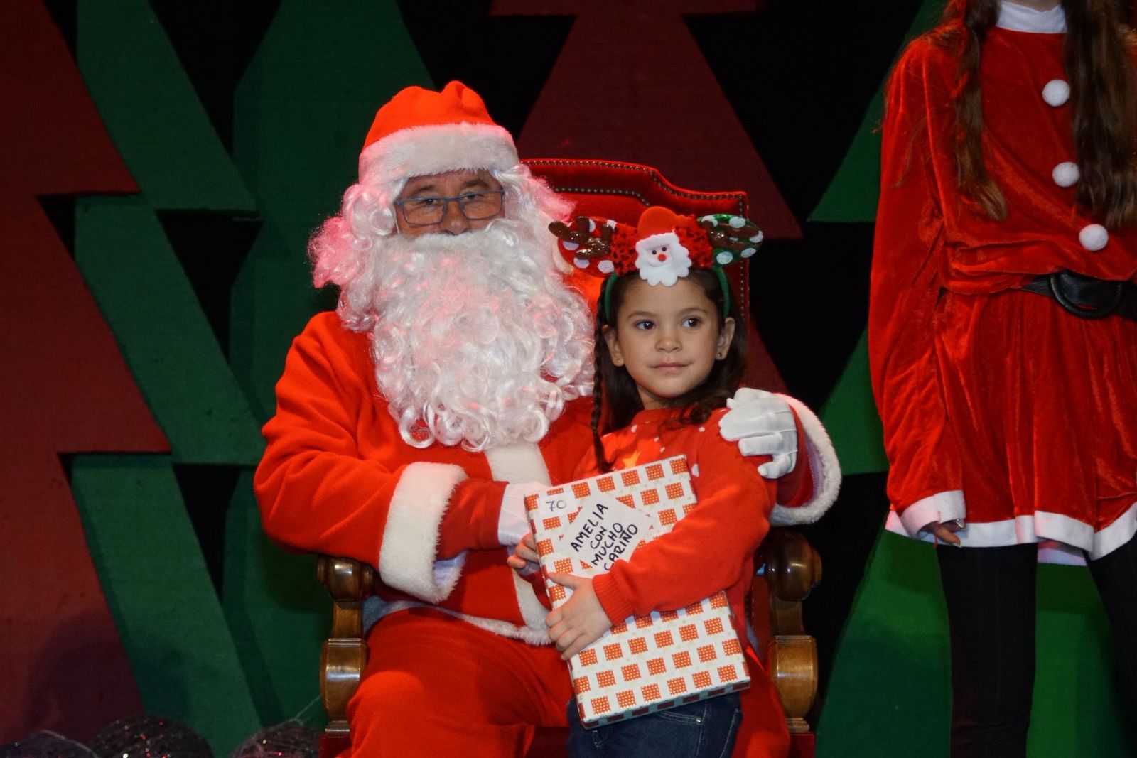 Papá Noel recorre las calles de Alba de Tormes y entrega regalos a los niños