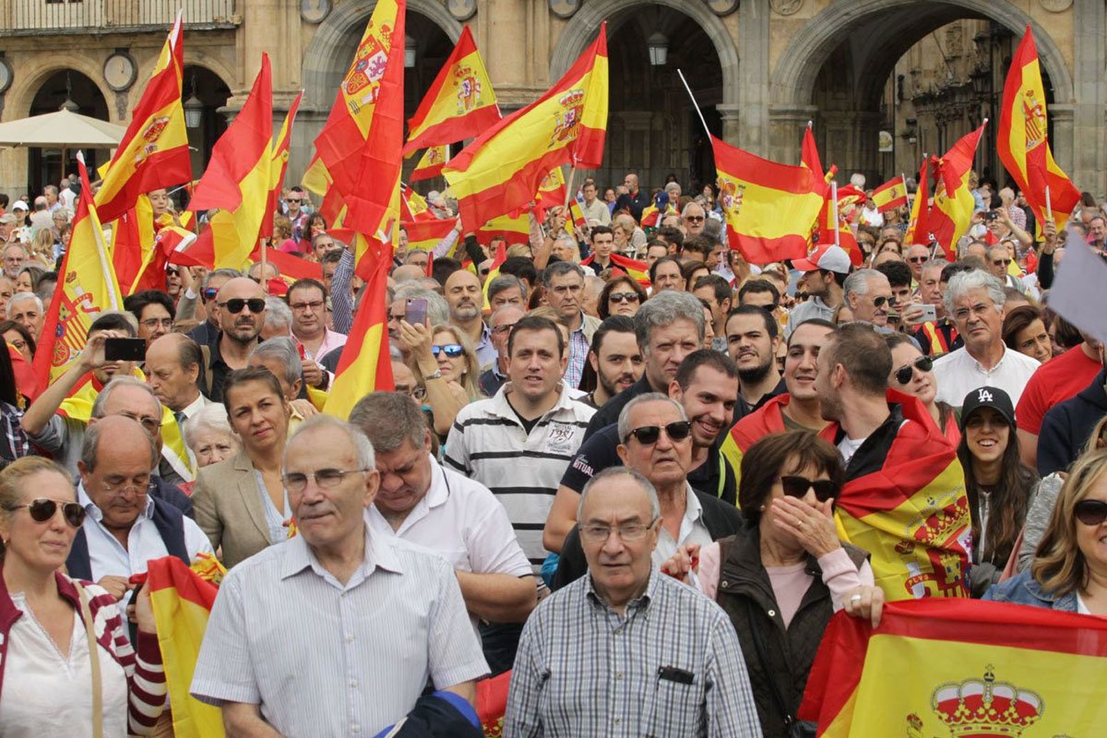 Cerca de un millar de personas se concentran en la Plaza Mayor contra el referendum independentista en Cataluña