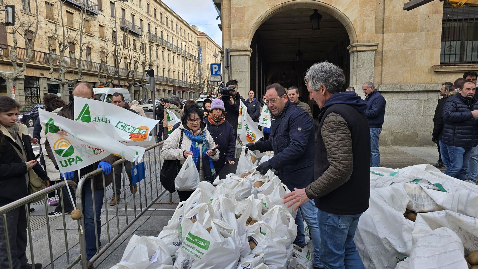 Reparto de 4.000 kg de patatas