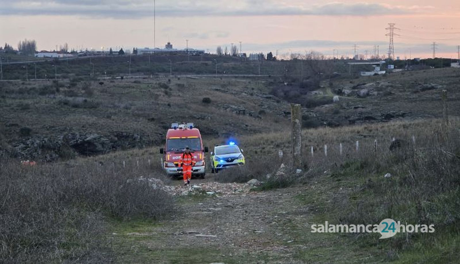 Bomberos y policía local en los entornos del antiguo puente ferroviario de La Salud Bomberos y policía local en los entornos del antiguo puente ferroviario de La Salud