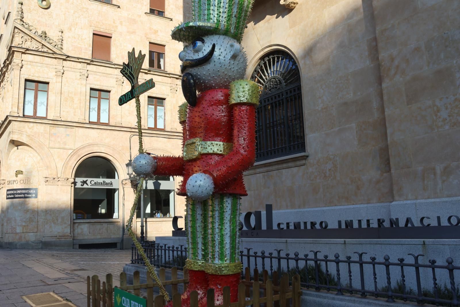 Aparece roto el bastón de uno de los soldaditos de la decoración navideña de Salamanca