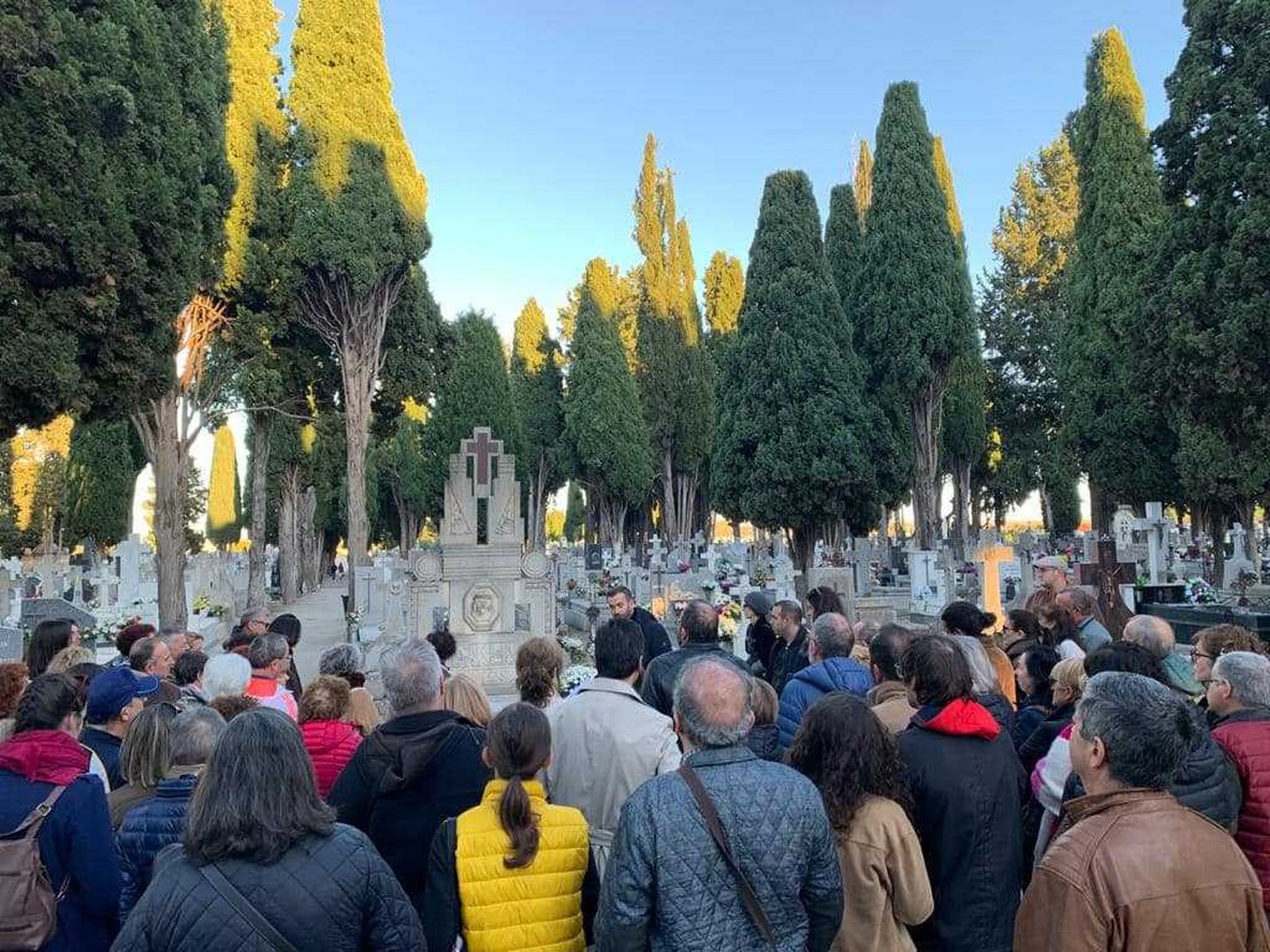 La Cofradía de la Virgen de la Saleta organiza este sábado una ruta por el cementerio La Cofradía de la Virgen de la Saleta organiza este sábado una ruta por el cementerio