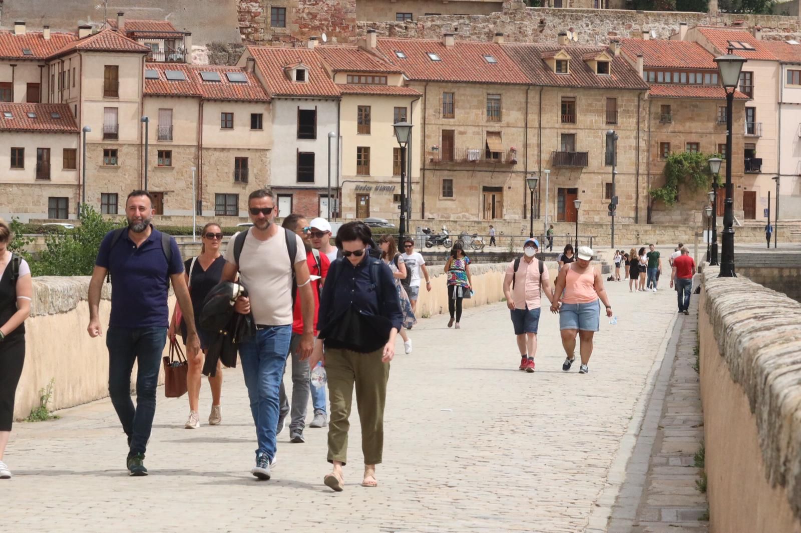Salmantinos y turistas pasean por el Puente Romano. Foto: SALAMANCA24HORAS.COM