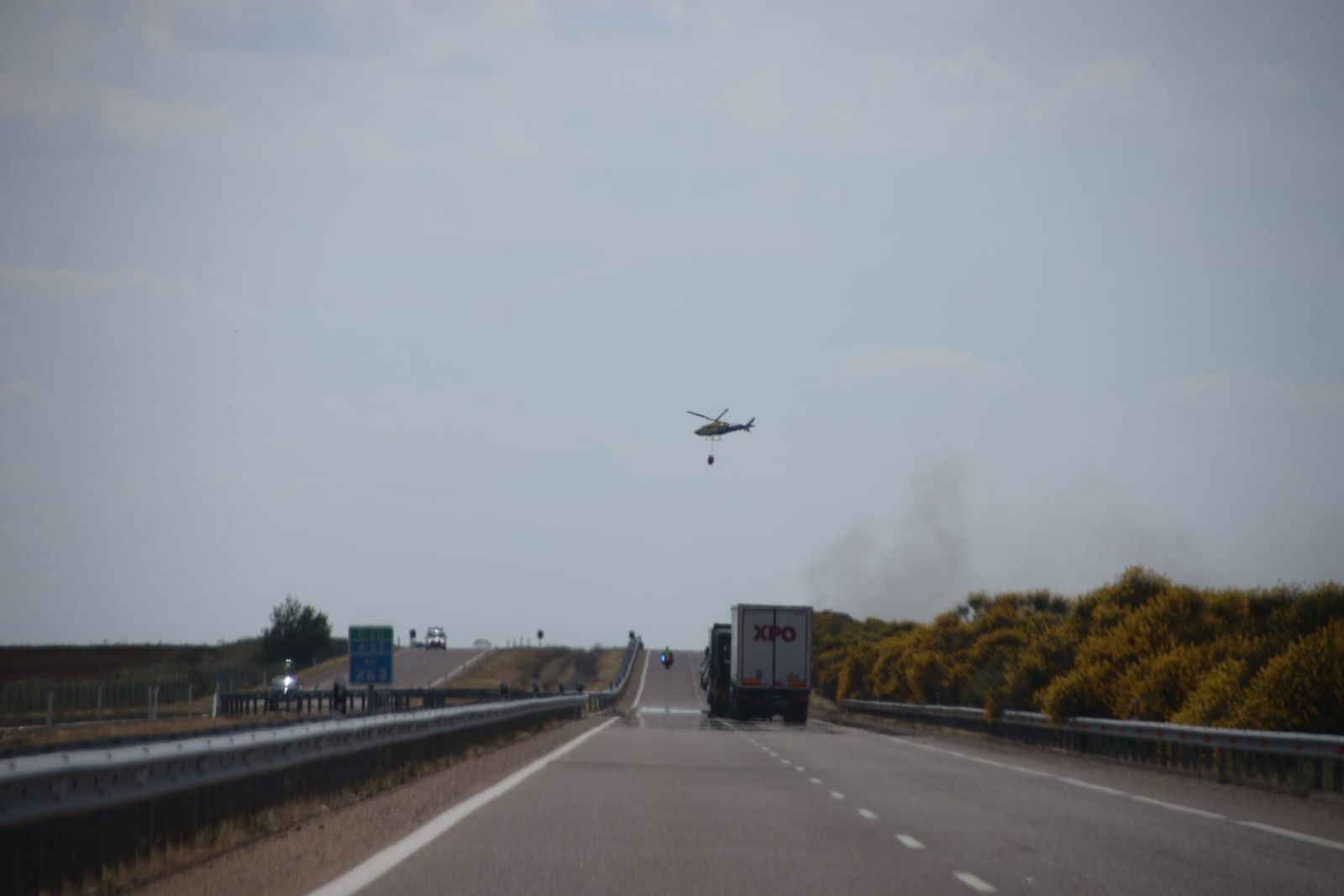 Helicóptero en un incendio en Quejigal. ARCHIVO