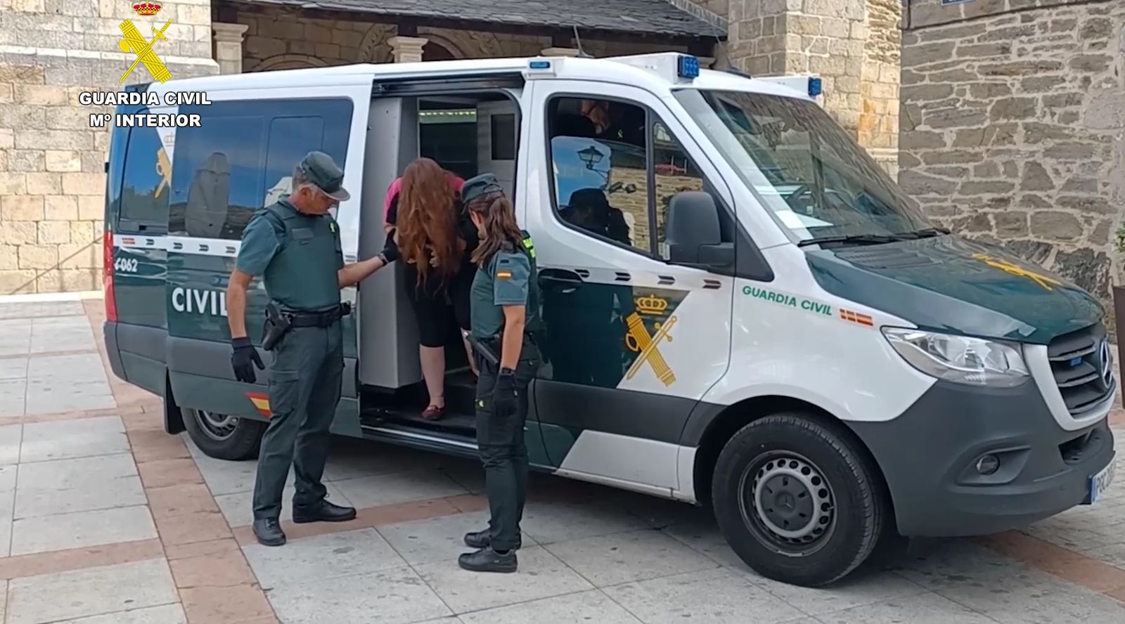 Momento en el que la Guardia Civil detuvo a la acusada y procedía a llevarla al Juzgado en Puebla de Sanabria. Archivo.