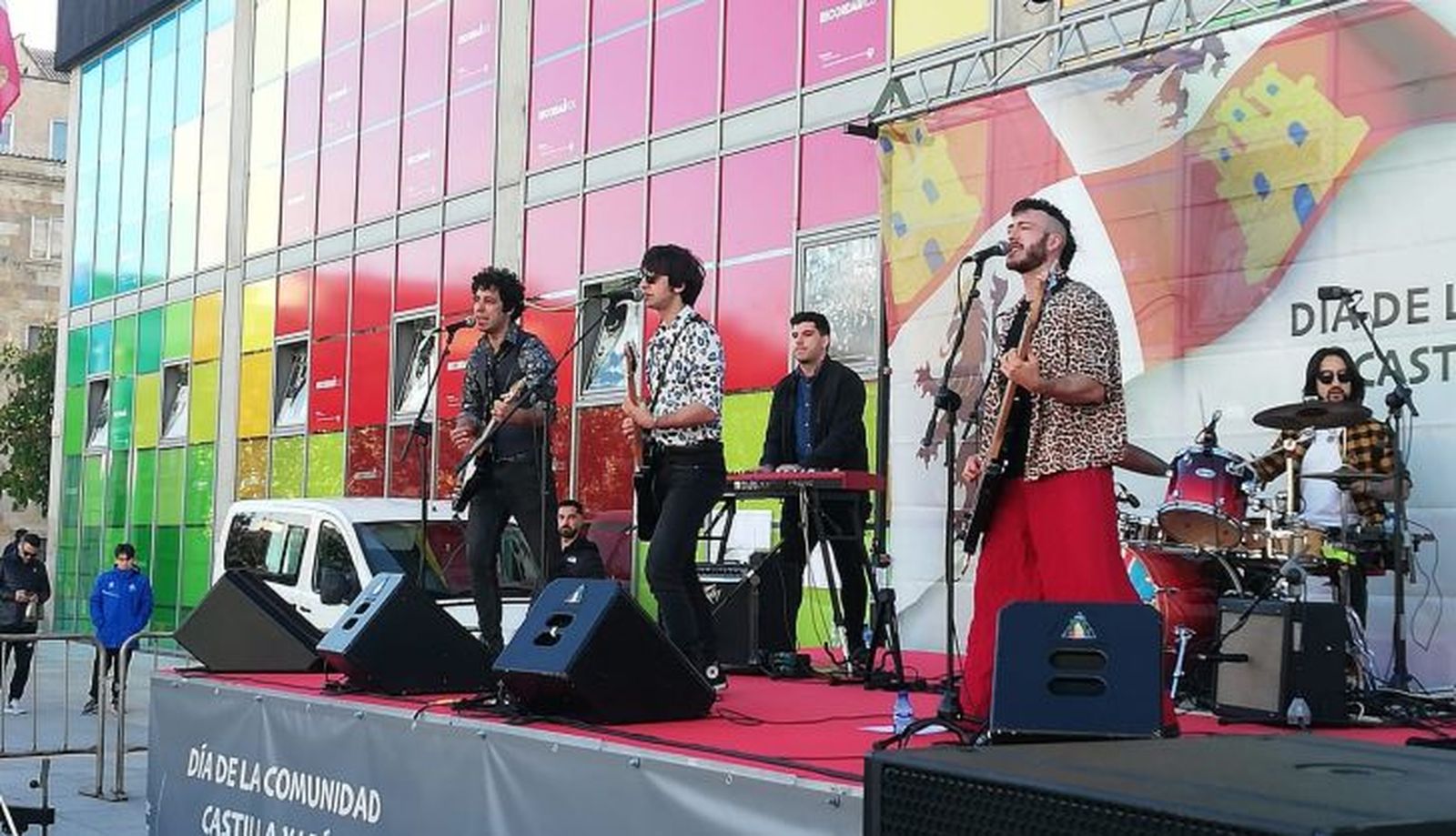 Carameloraro actuando en la plaza de la Concordia por el Día de la Comunidad