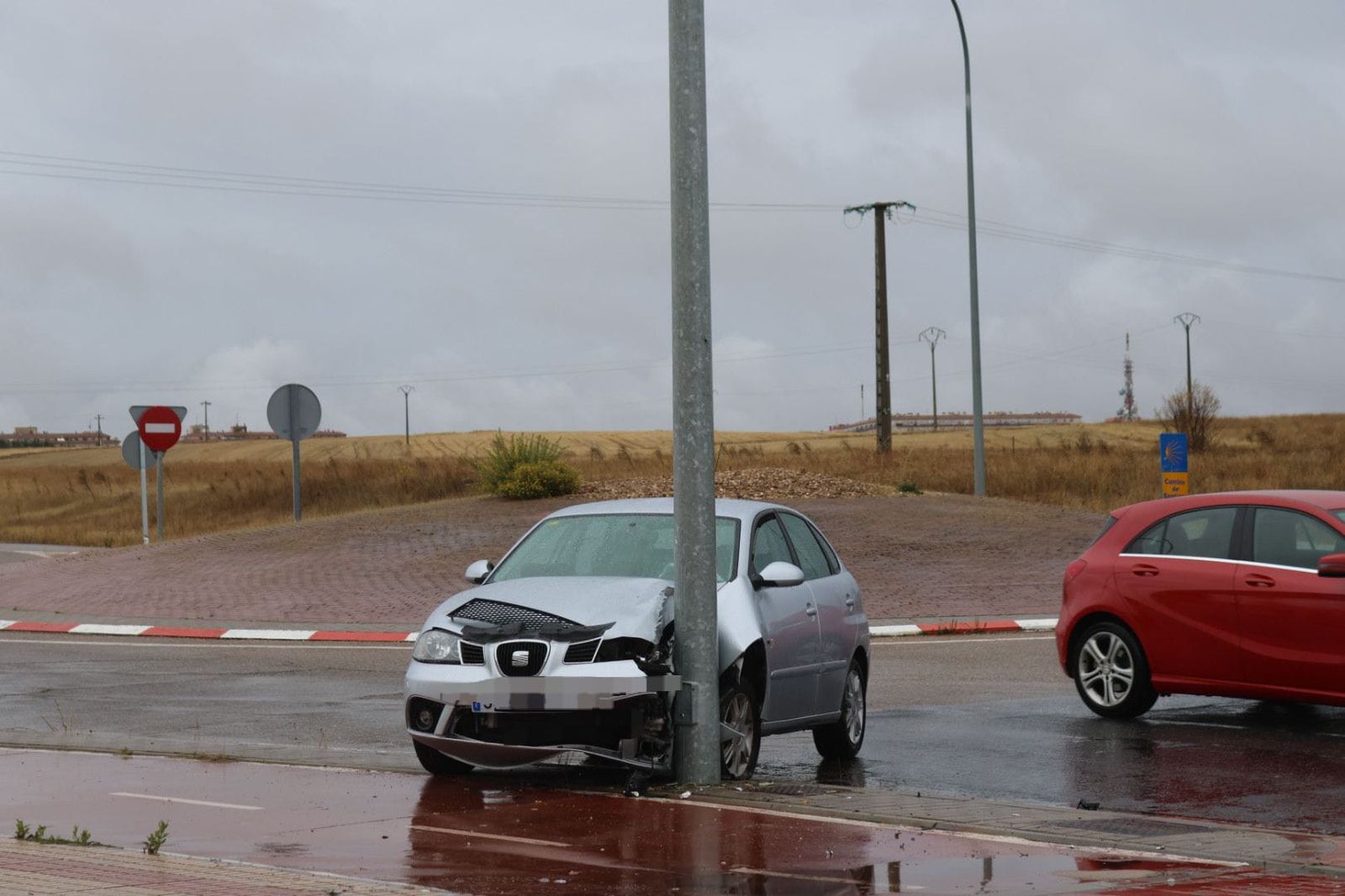 Un vehículo se sale de la vía en la rotonda del Helmántico, en Villares de la Reina