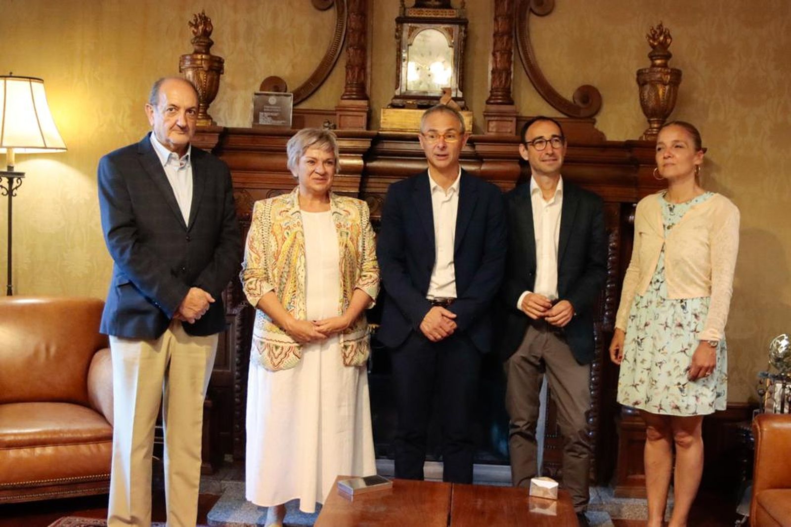 Los candidatos socialistas Congreso, David Serrada y Patricia Martín, y al Senado, Elena Diego y Aquiles Magide junto al rector de la USAL, Ricardo Rivero