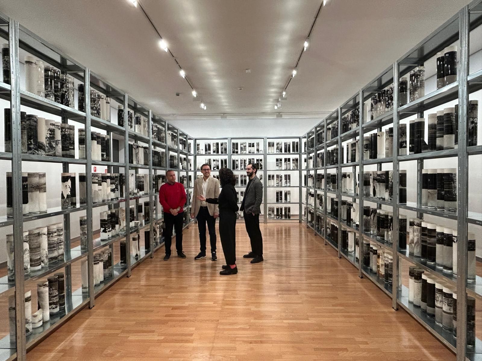 Exposición ‘Biblioteca Nacional’ de la artista visual Elsa Paricio. Foto @aytoSalamanca