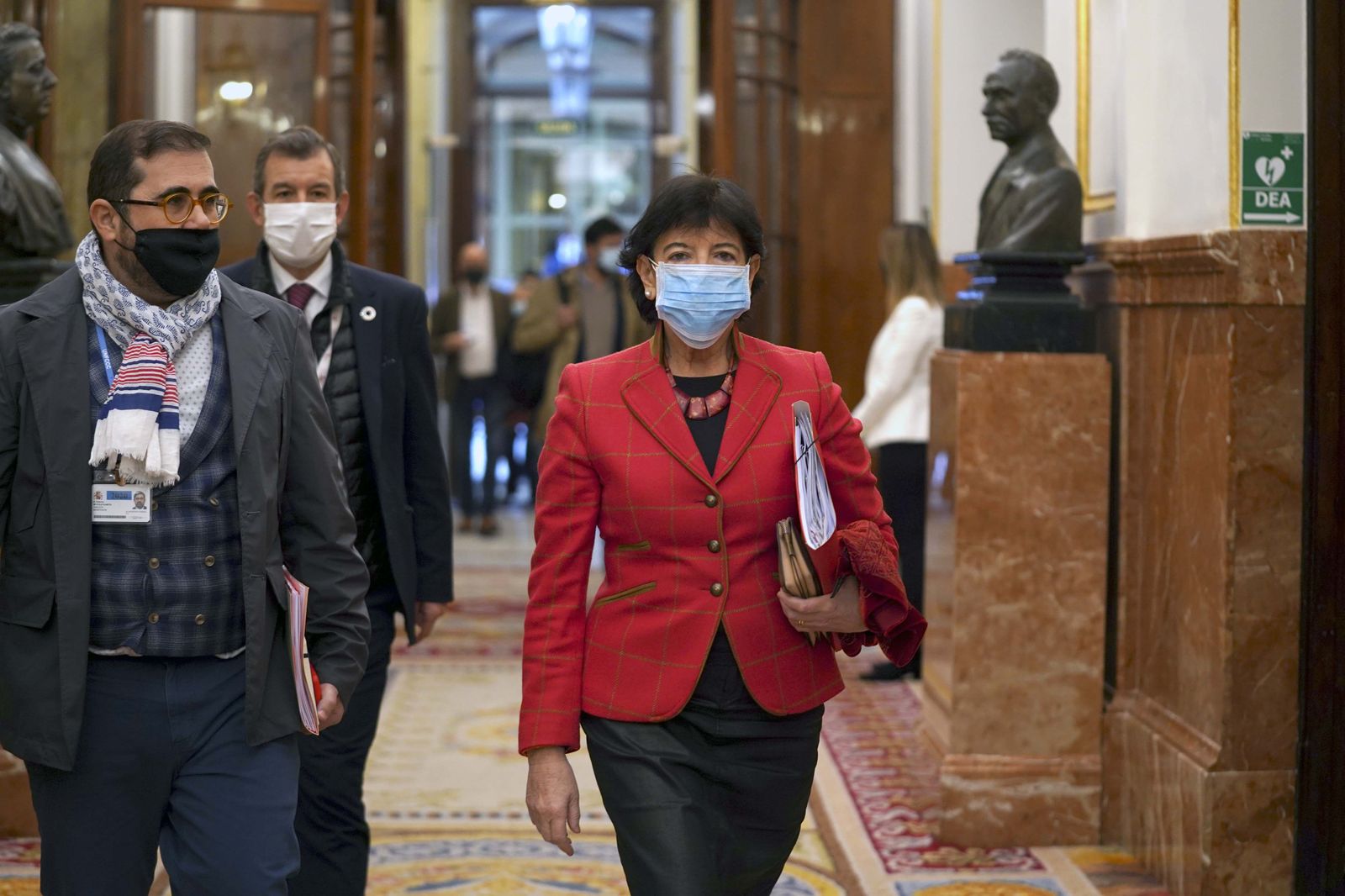 La ministra de Educación y Formación Profesional, Isabel Celaá, camina por un pasillo del Congreso este jueves, día en que se debate y vota la LOMLOE, la reforma educativa más conocida como 'Ley