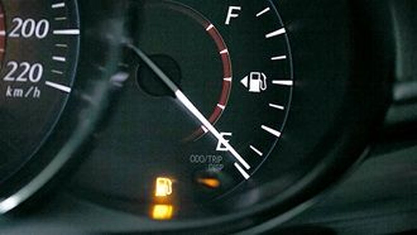 Imagen de un coche en la reserva de combustible