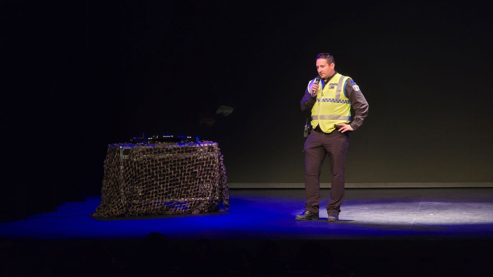 El concejal de Protección Ciudadana y Tráfico, Ángel Molina, asiste a la actividad escolar de concienciación sobre seguridad vial de Aesleme