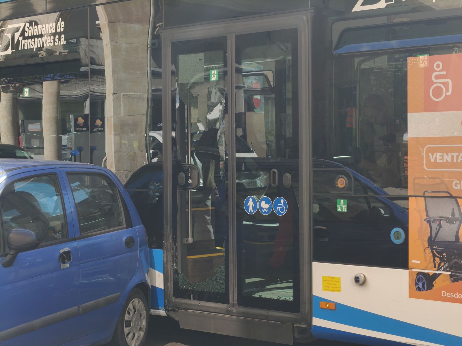 Un coche golpea a un autobús urbano después de haber colisionado con otro vehículo en la Puerta de Zamora
