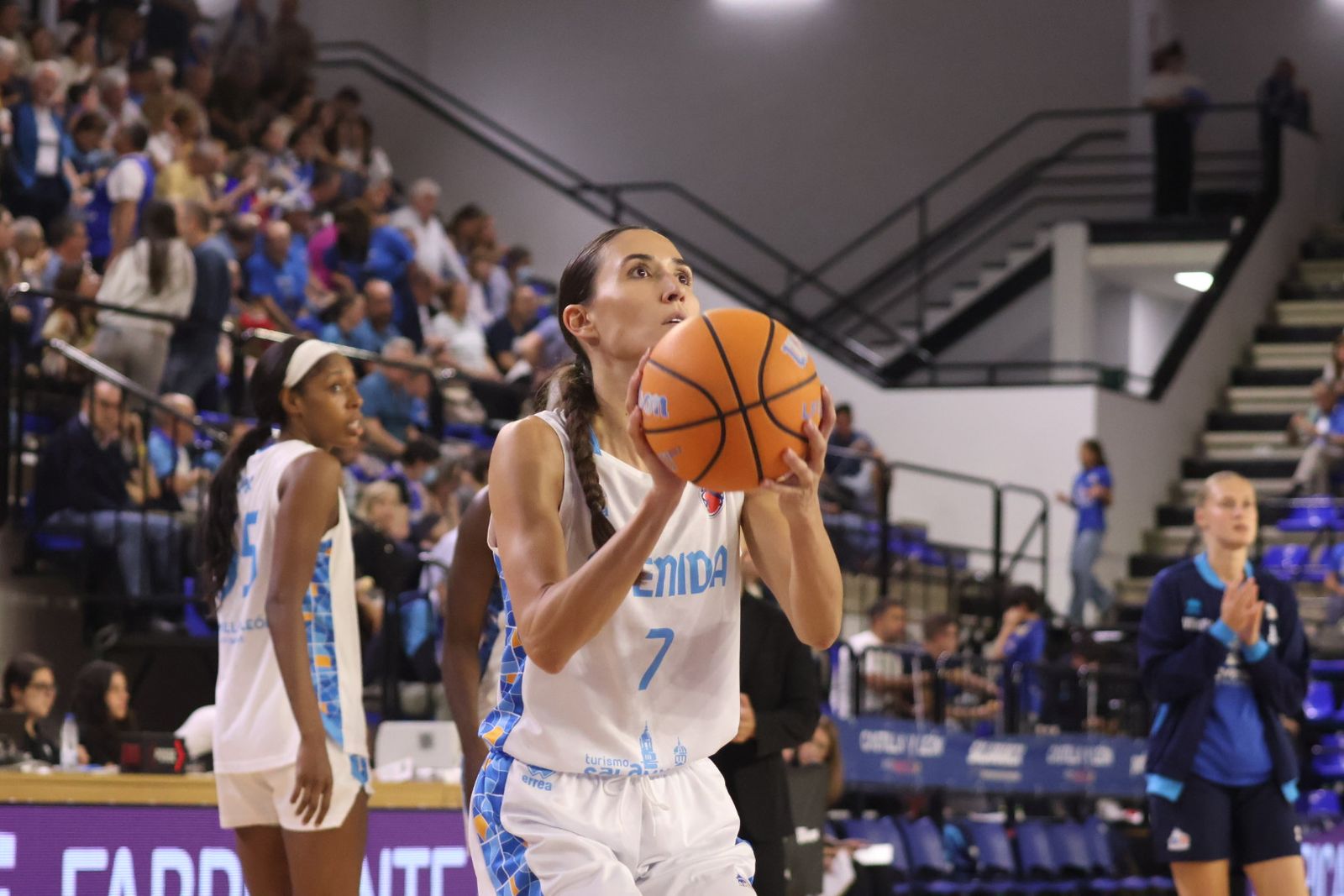 Perfumerías Avenida - Nyon Basket