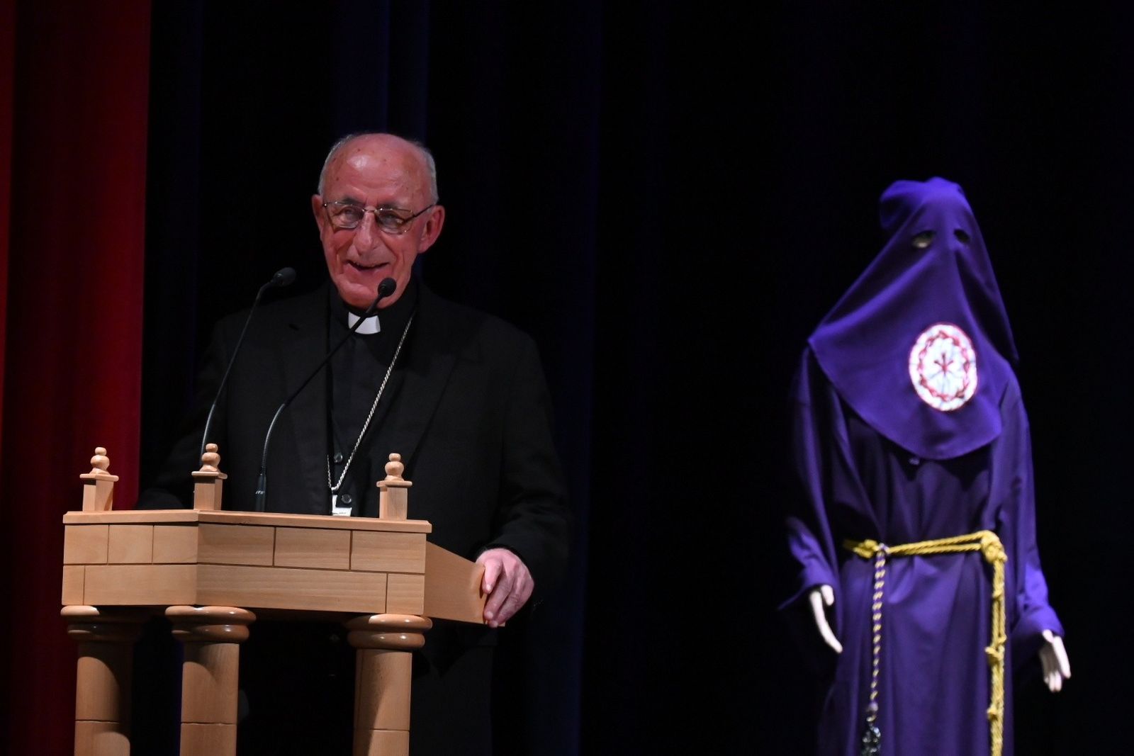 Atilano Rodríguez pregona la Semana Santa de Ciudad Rodrigo ante un Teatro Nuevo lleno