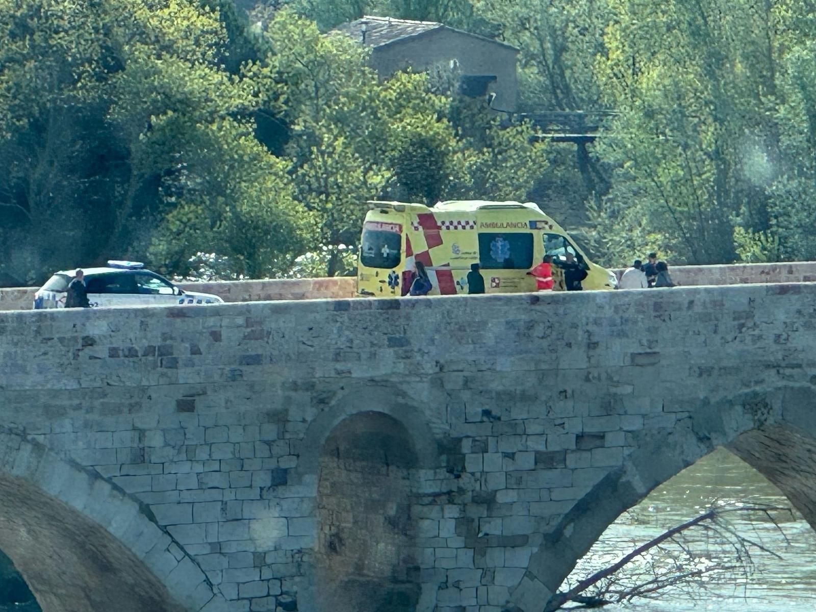 Ambulancia y Policía Municipal este miércoles ene l Puente de Piedra