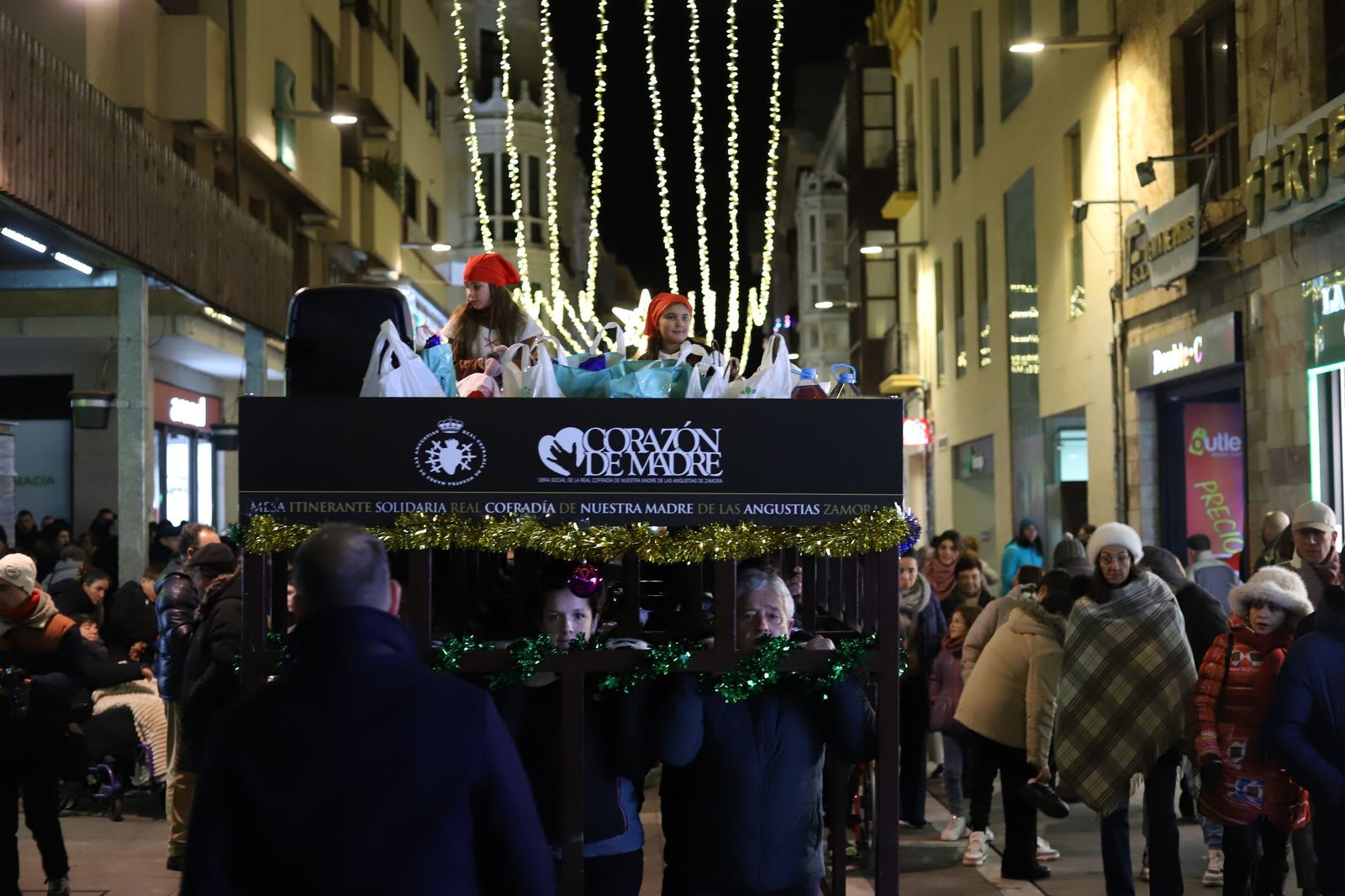 GALERÍA | La Cofradía de Nuestra Madre saca a las calles la Navidad más semanasantera y solidaria