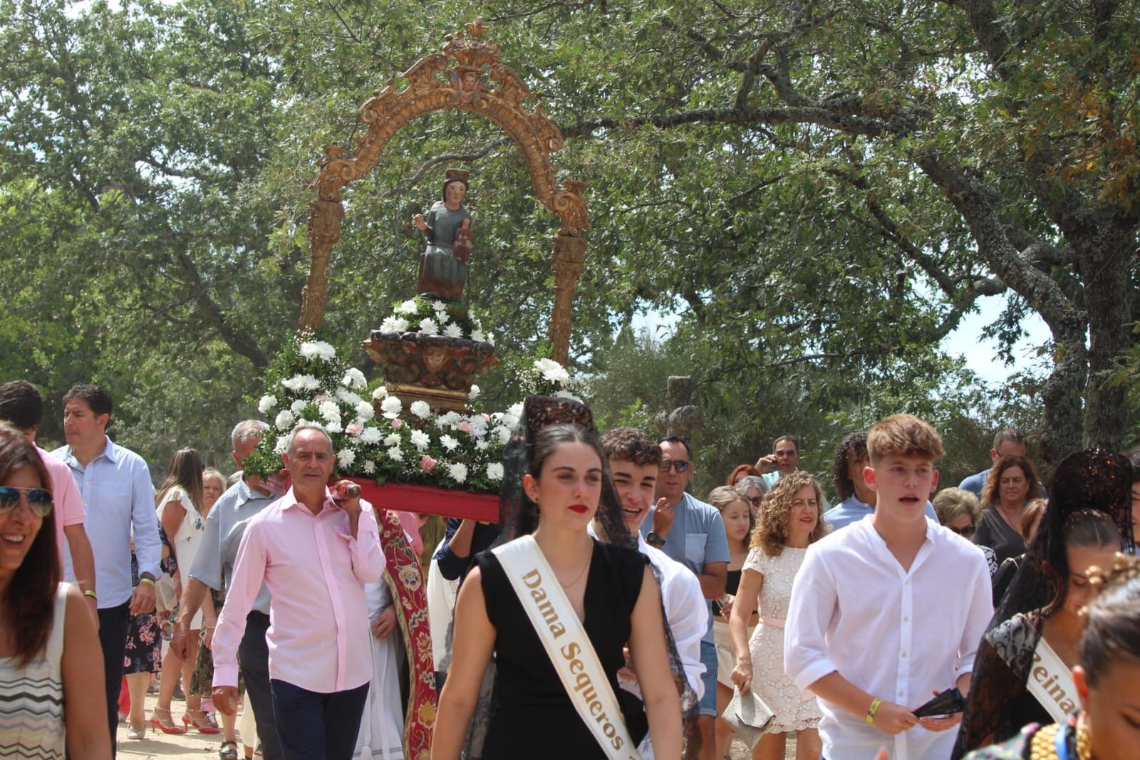 solemne-misa-en-la-iglesia-del-robledo-de-sequeros-procesion-y-ofertorio-4