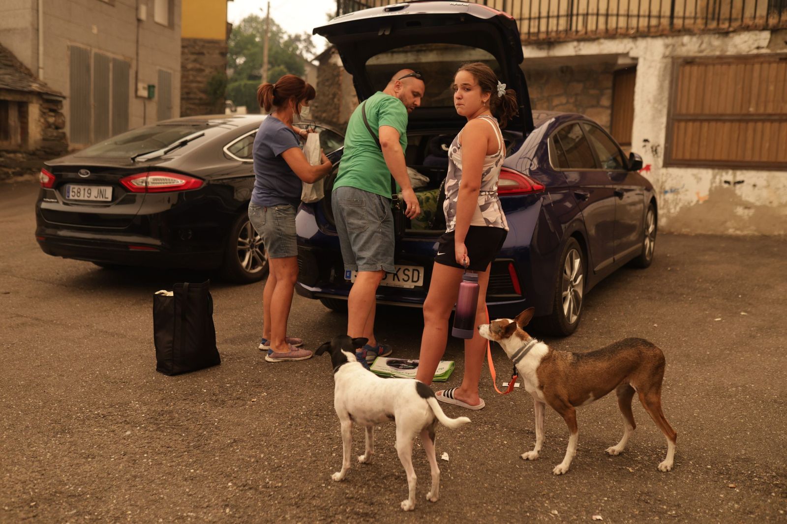 Desalojo de los vecinos de San Ciprián de Sanabria por el incendio en Porto
