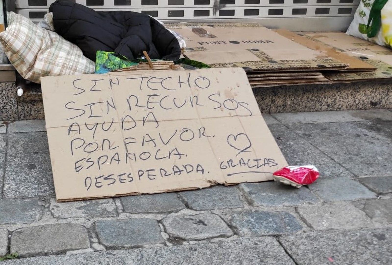 Cartel con el que un sintecho solicita ayuda en una de las calles principales de Salamanca. Foto SALAMANCA24HORAS. Cartel con el que un sintecho solicita ayuda en una de las calles principales de Salamanca. Foto SALAMANCA24HORAS.