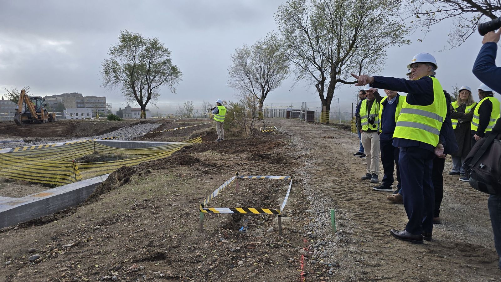 El alcalde de Salamanca, Carlos García Carbayo, informa de los hallazgos y las actuaciones que se están realizando en el Cerro de San Vicente