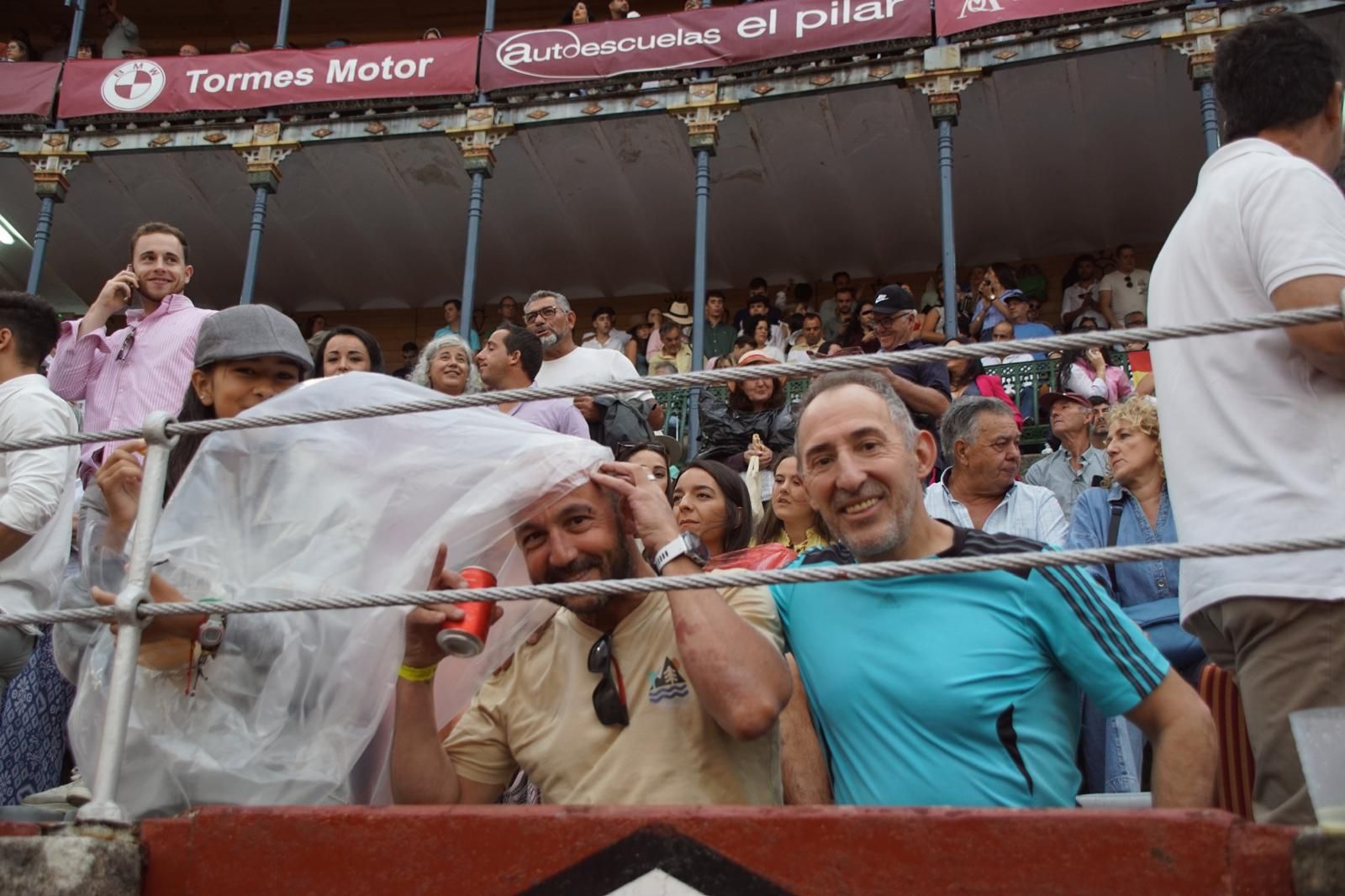Expectación por ver los caballos de rejoneo en La Glorieta: imágenes del ambiente en los tendidos y en el patio de cuadrillas