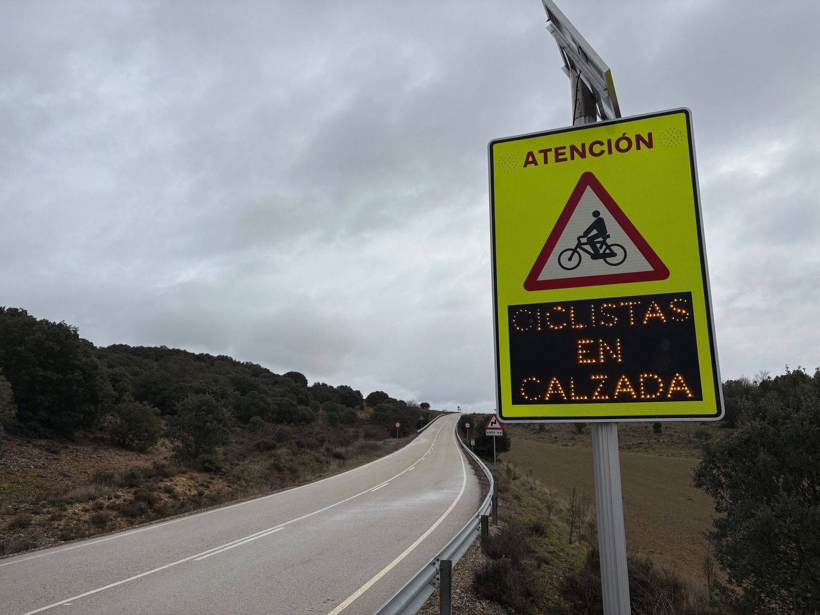 Señales inteligentes que detectan ciclistas, la nueva medida que empieza a implantar la Junta en carreteras de Castilla y León