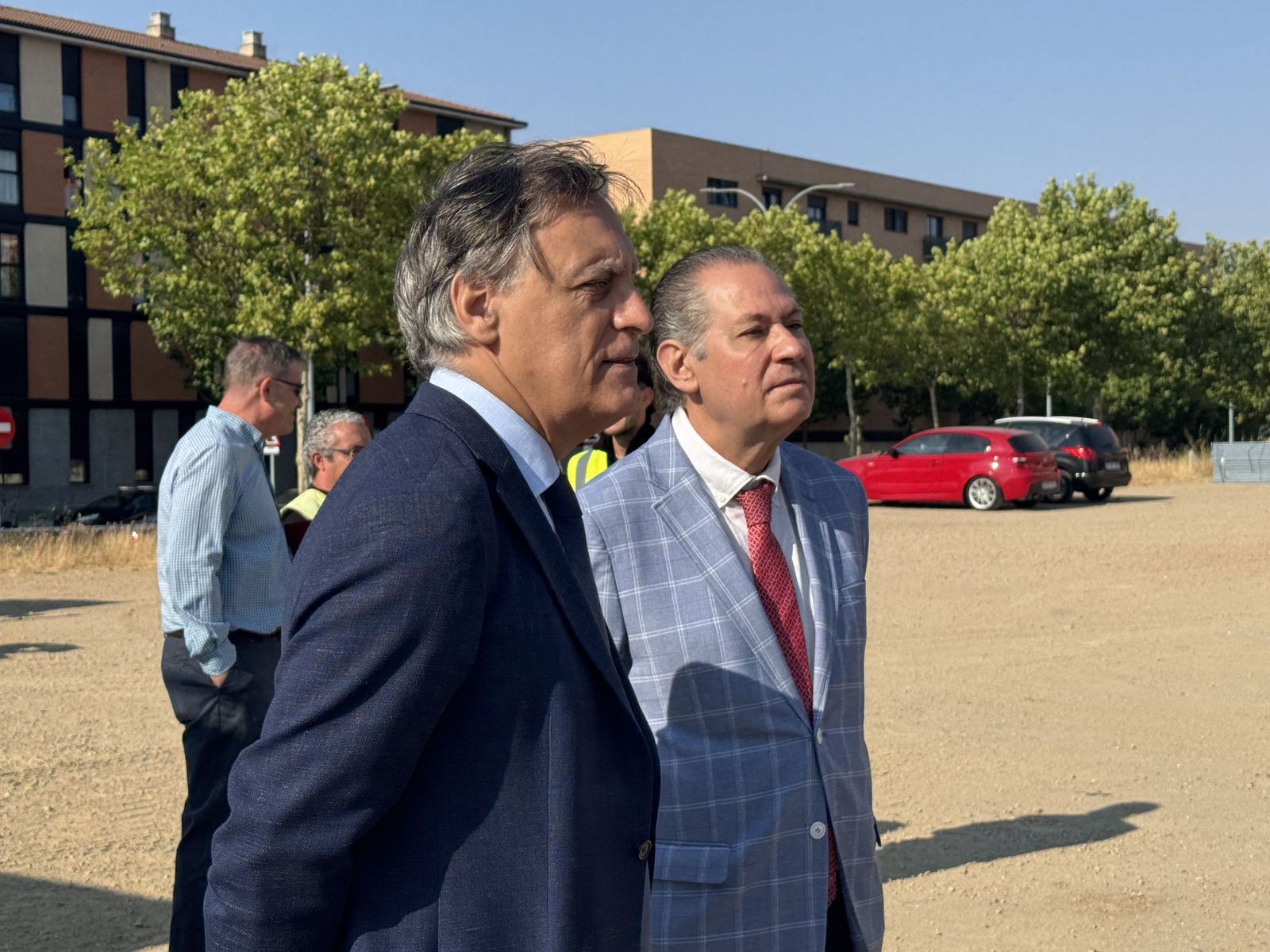 El alcalde de Salamanca, Carlos García Carbayo, visita las obras del nuevo aparcamiento gratuito en superficie del barrio El Zurguén