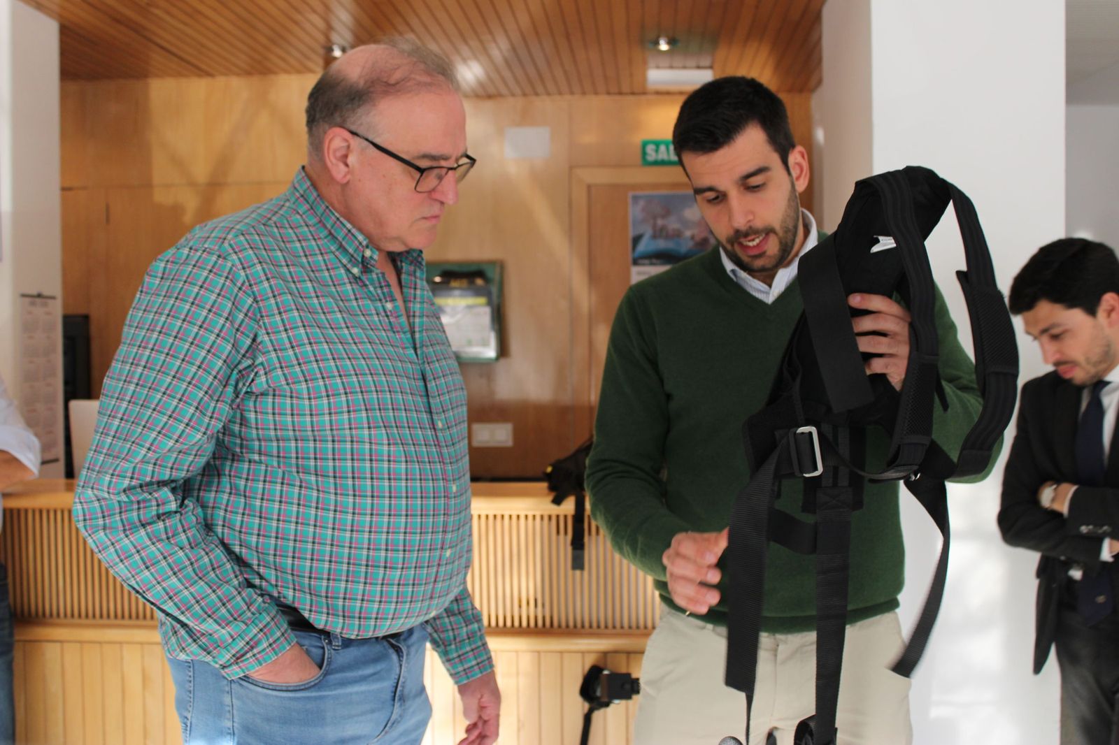 Demostración del funcionamiento de exoesqueletos industriales