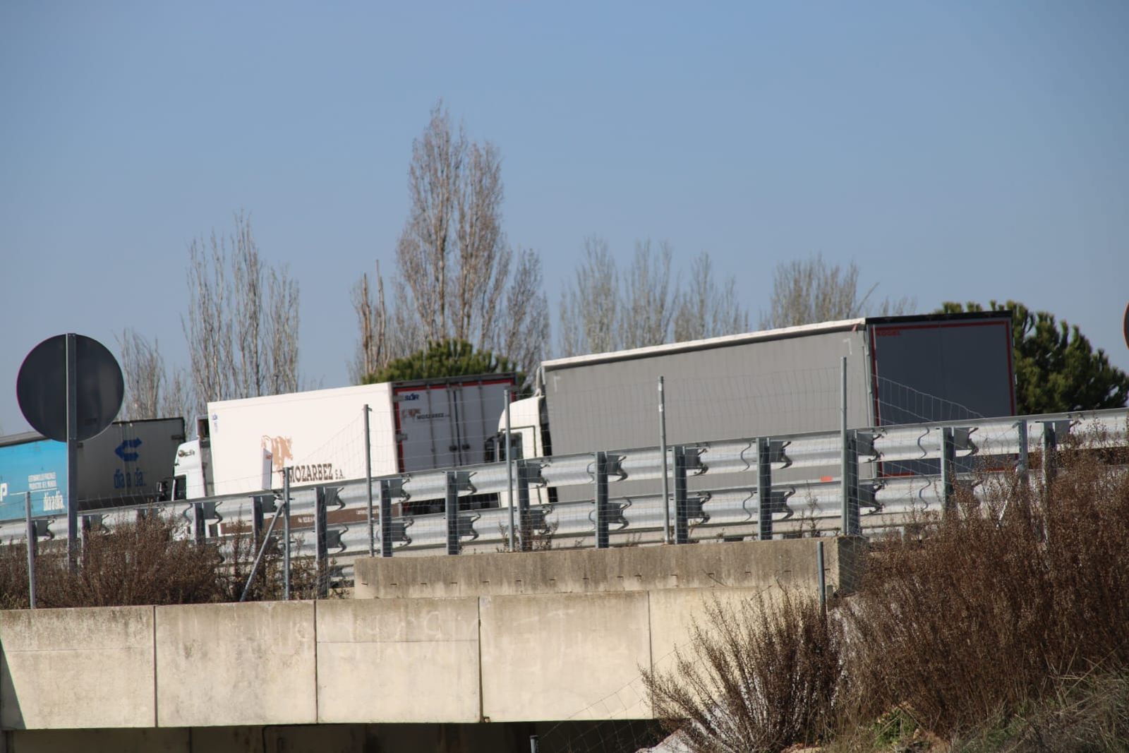 Camiones en la A 50. Foto de archivo