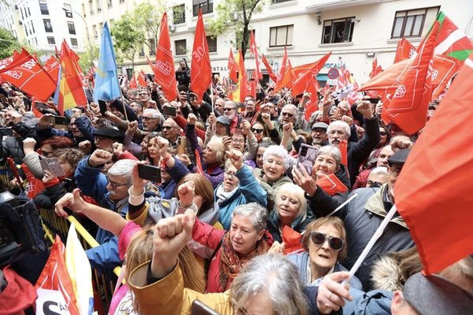 Gente apoyando a Pedro Sánchez en Ferraz