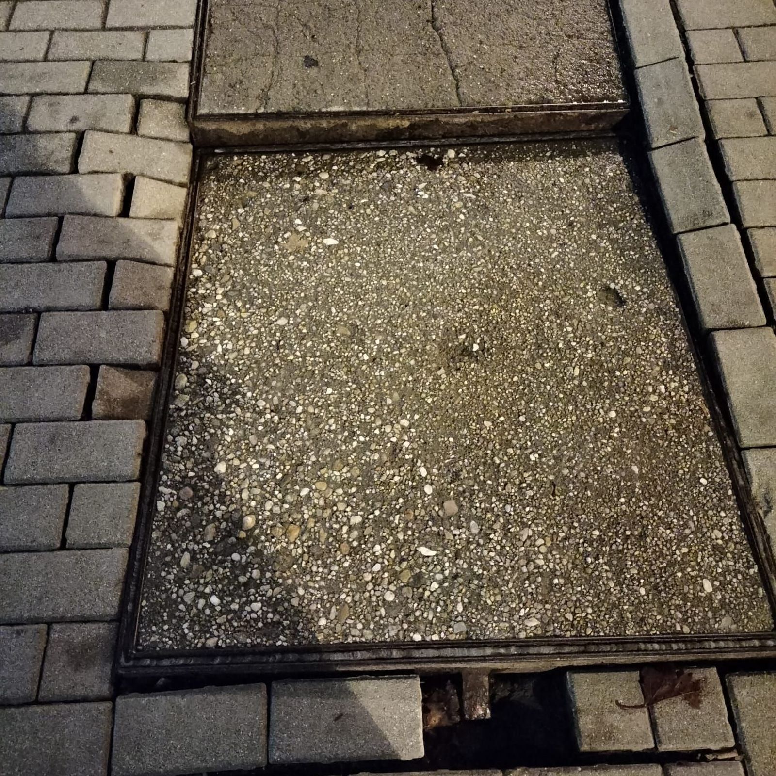 Baldosas levantadas y peligro de caídas en una calle del barrio El Zurguén