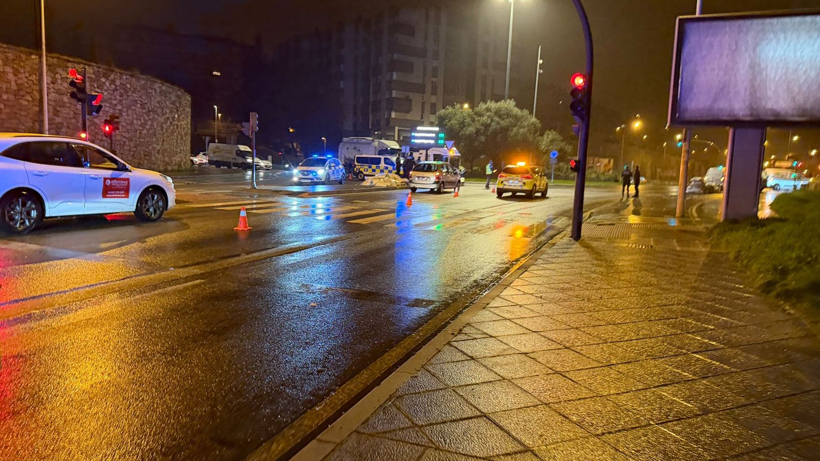 Cortados tres carriles de la Vía Helmántica tras caer la carga de un tráiler