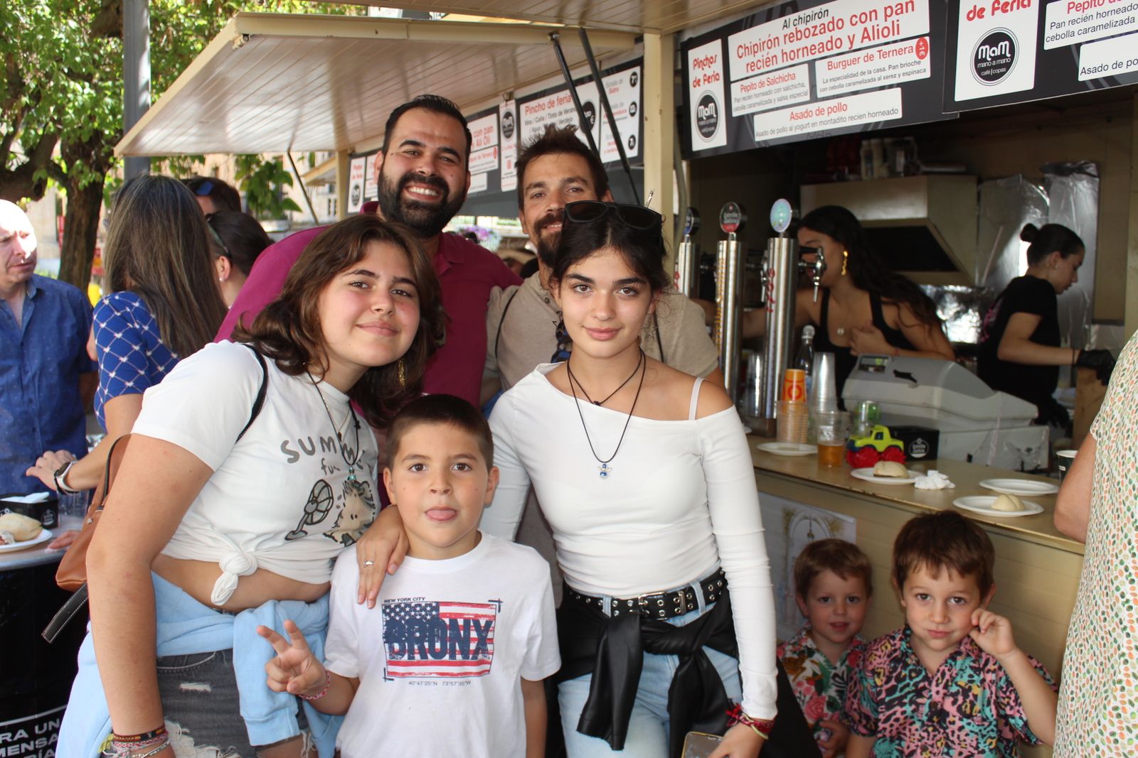 Ambiente en la Feria de Día en el mediodía de este domingo
