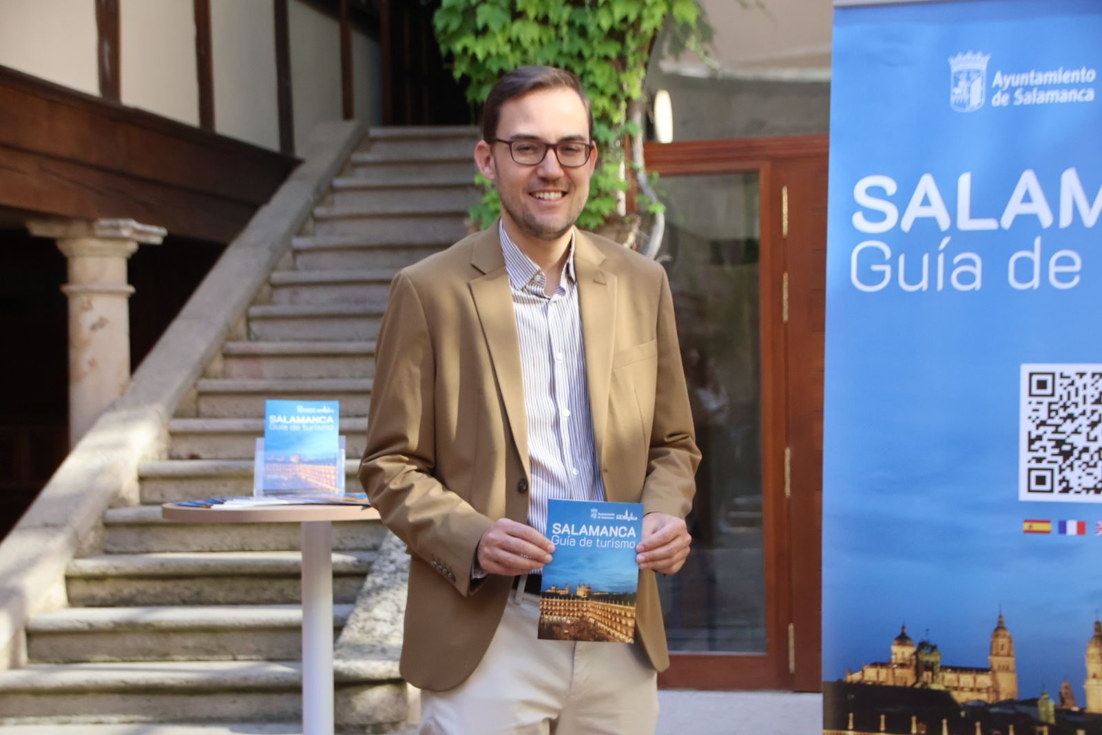 El concejal de Turismo, Ángel Fernández, presenta la nueva guía de recepción de recursos turísticos de la ciudad de Salamanca El concejal de Turismo, Ángel Fernández, presenta la nueva guía de recepción de recursos turísticos de la ciudad de Salamanca