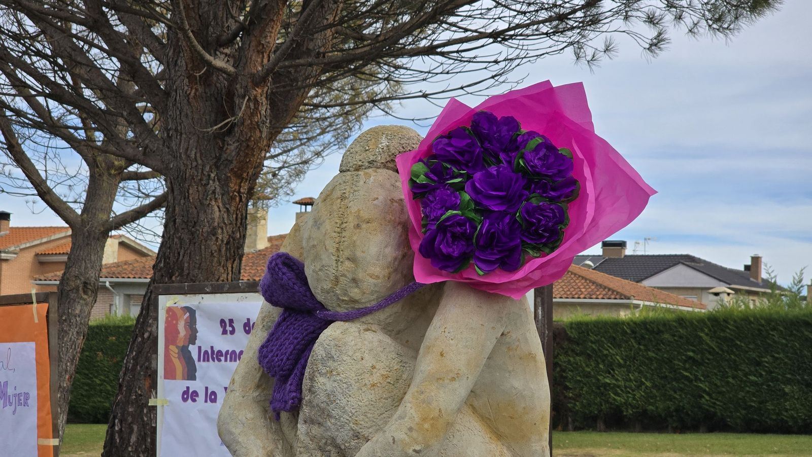 Ofrenda floral y lectura del manifiesto institucional por el Día Contra la Violencia de Género