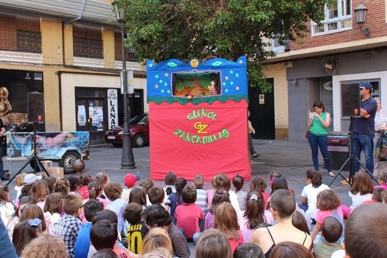 La calle se rinde a los títeres de cachiporra