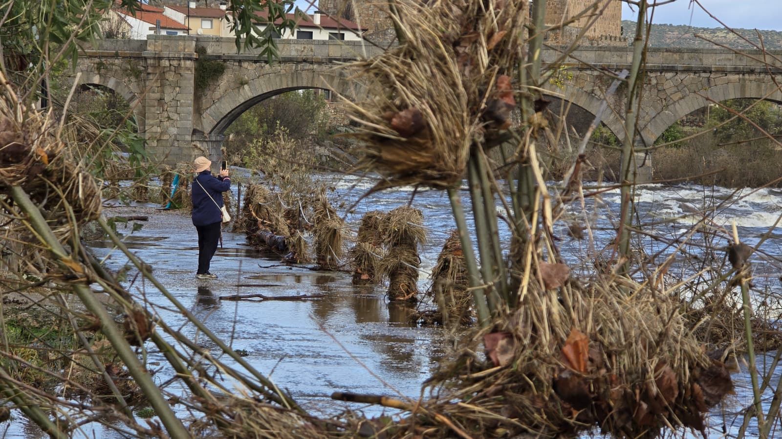 El río Tormes desbordado a su paso por El Puente del Congosto