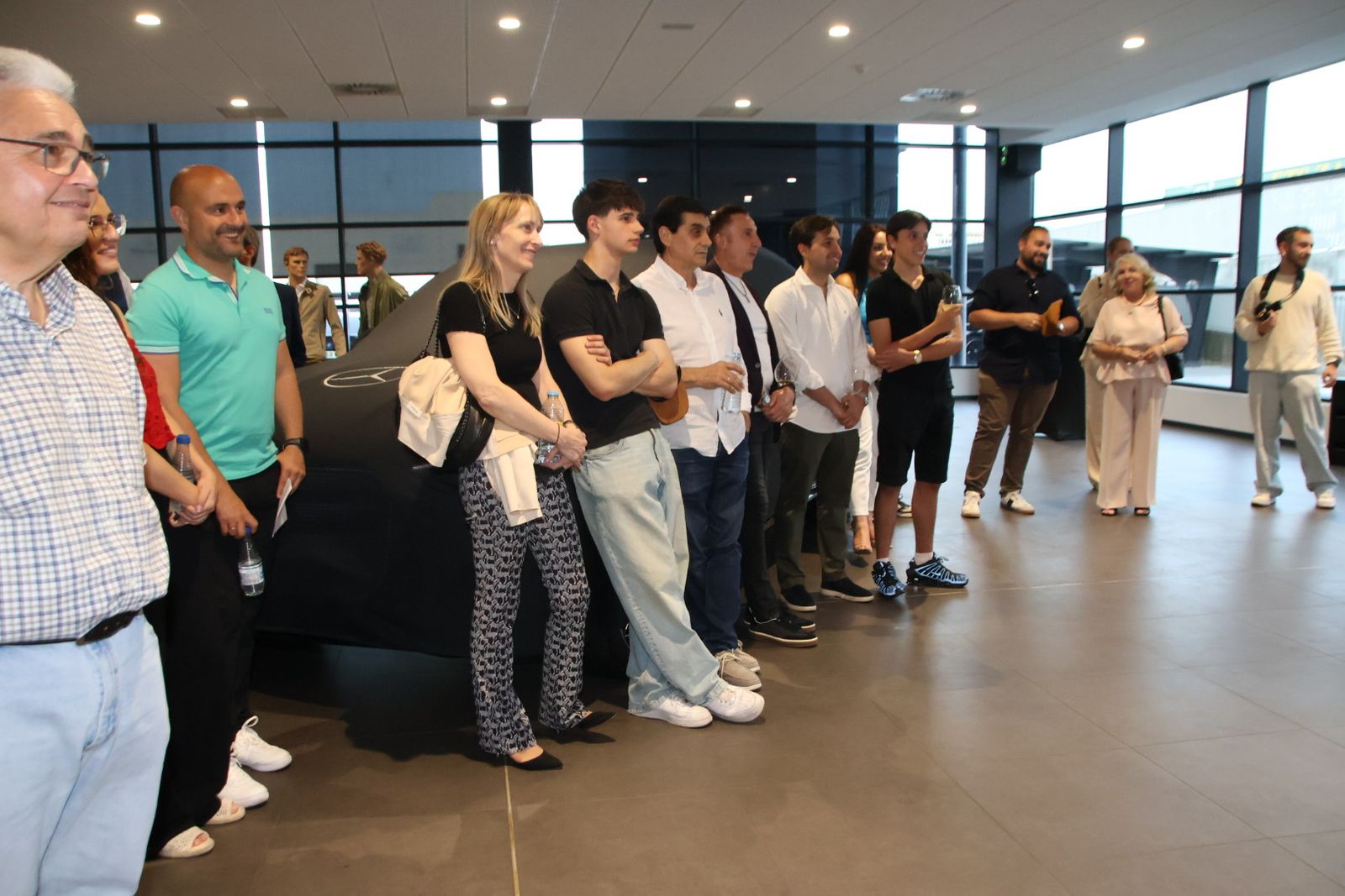 Presentación dos coches en la mercedes