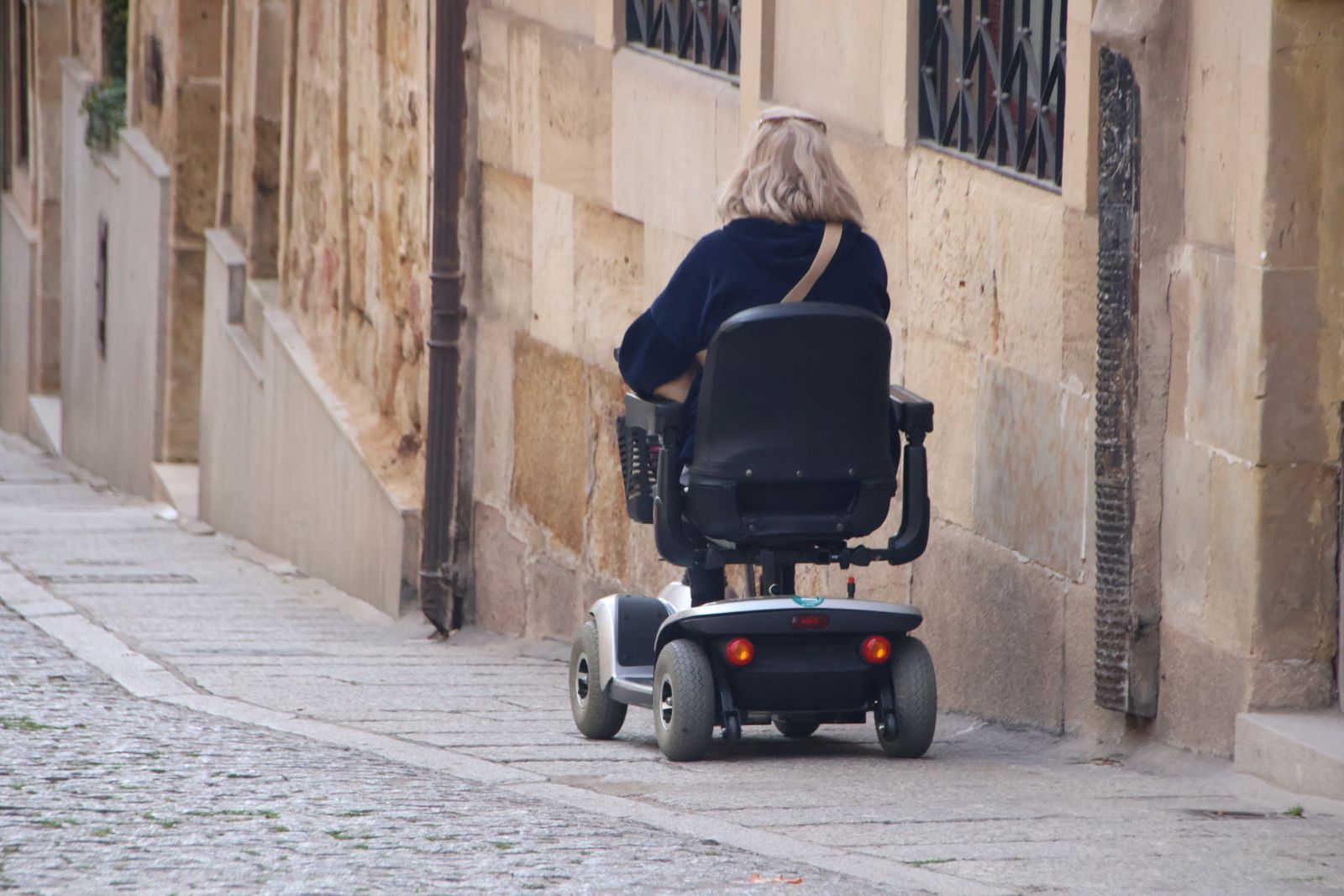 Mujer en silla de ruedas