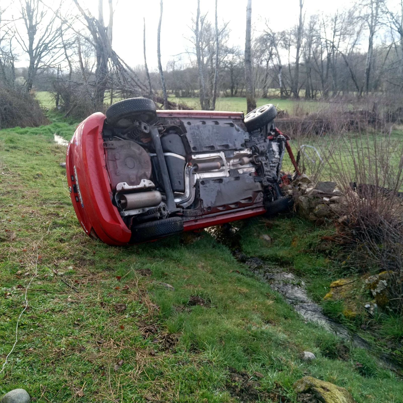 Vehículo volcado entre Ilanes y Quintana de Sanabria