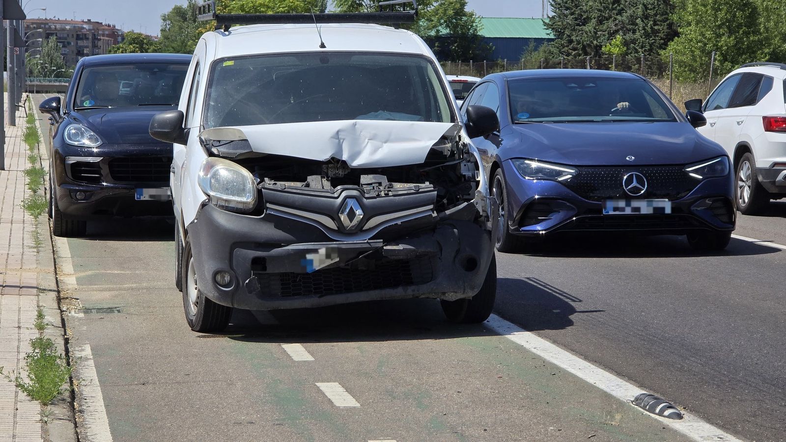 Colisión entre dos turismos en la avenida Gonzalo Torrente Ballester