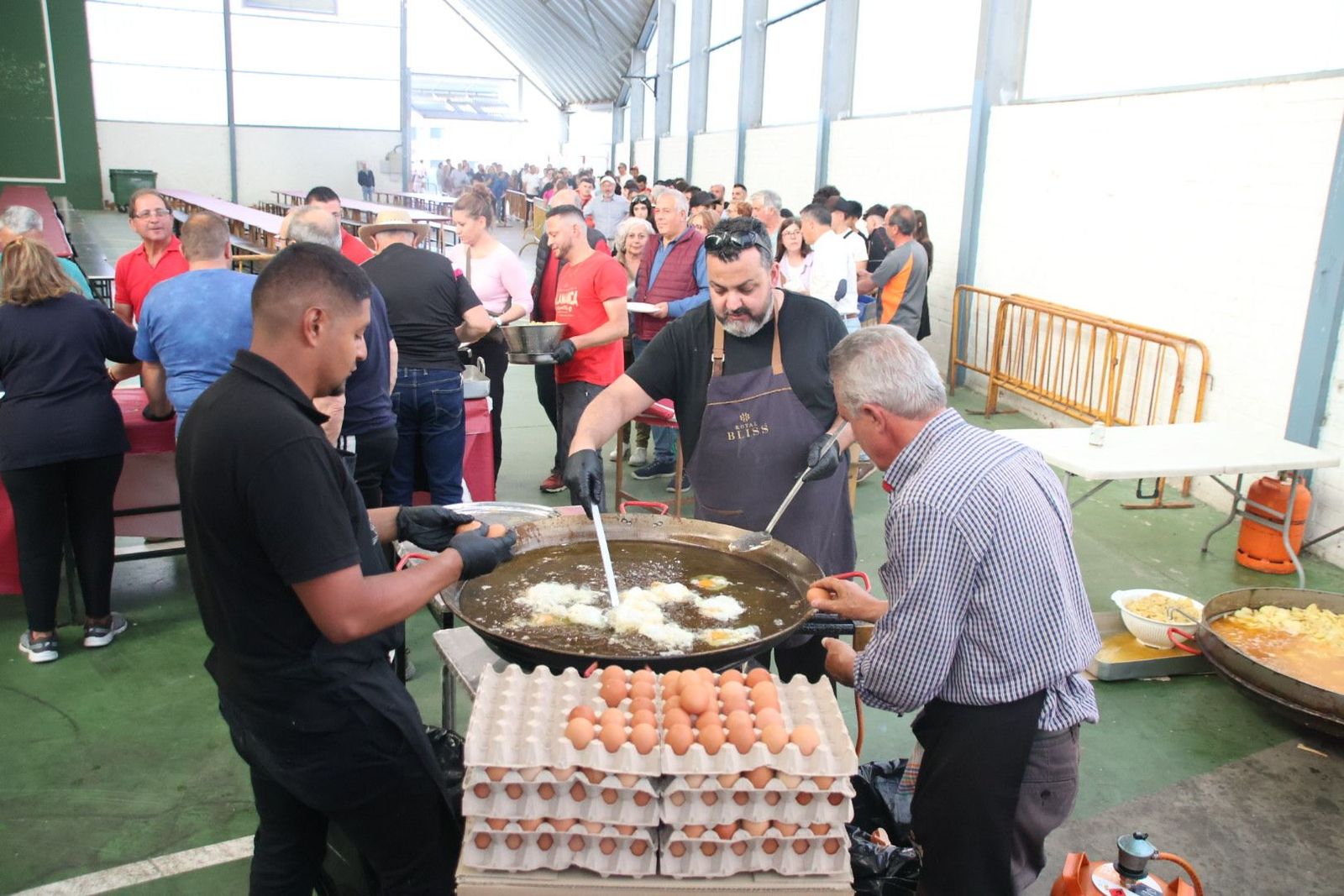 Cena popular con huevos rotos en Calvarrasa de Abajo 